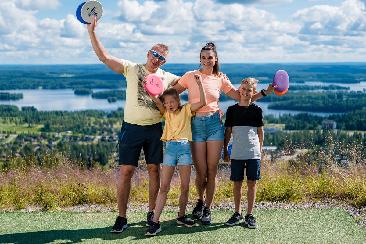 Disque en vol sur parcours boisé